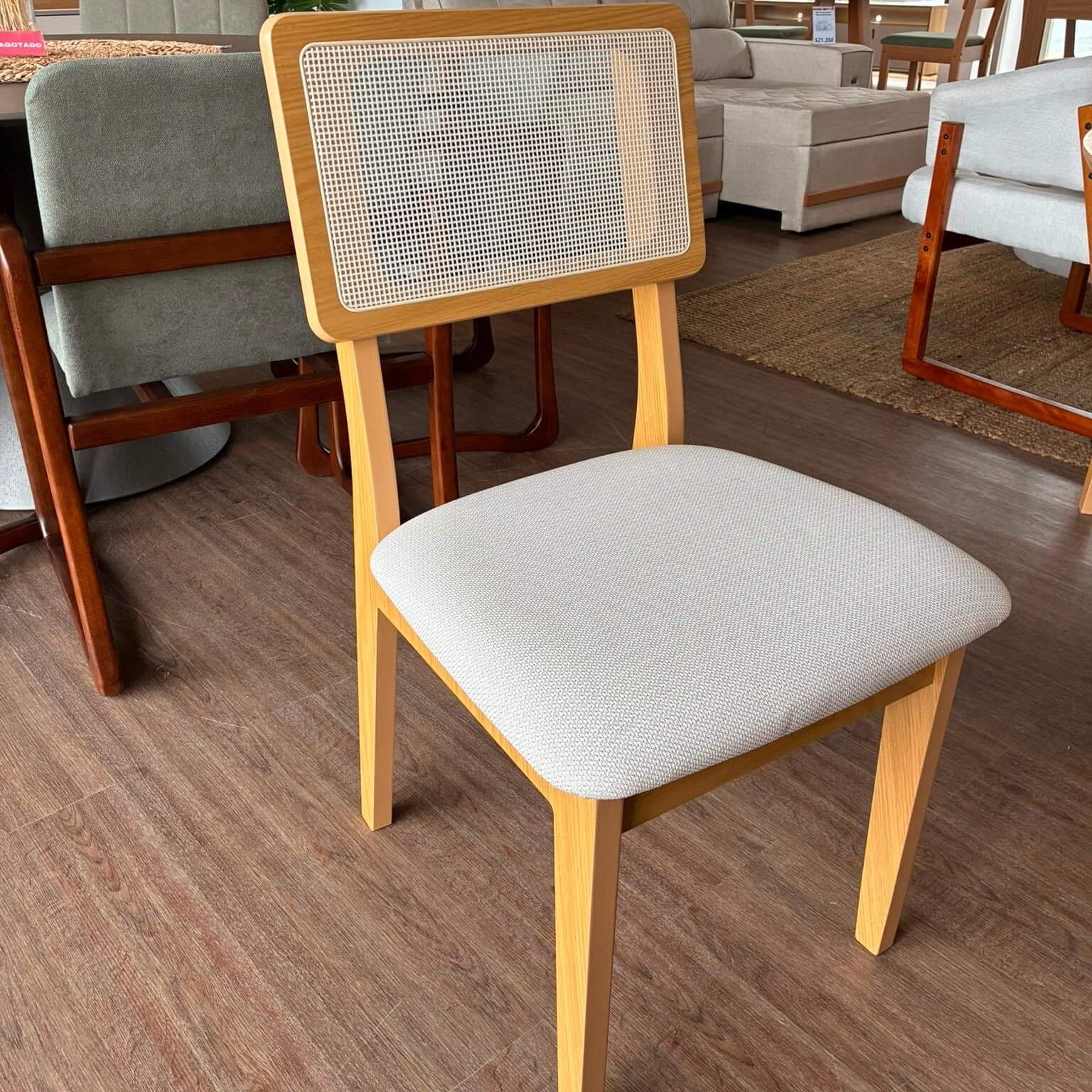 Juego de Comedor Agustina + 4 Sillas Monica - 100% MDF