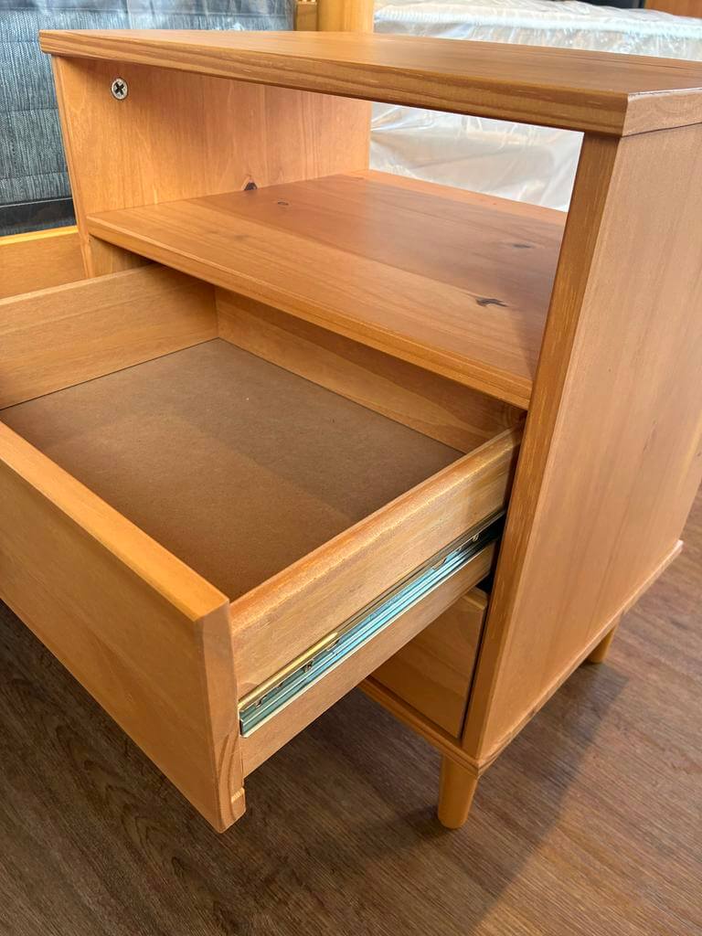 Mesa de luz Nordica Mikka - Madera Maciza