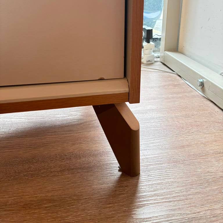 Rack para tv Dubai 180cm con Led - Patas en madera maciza
