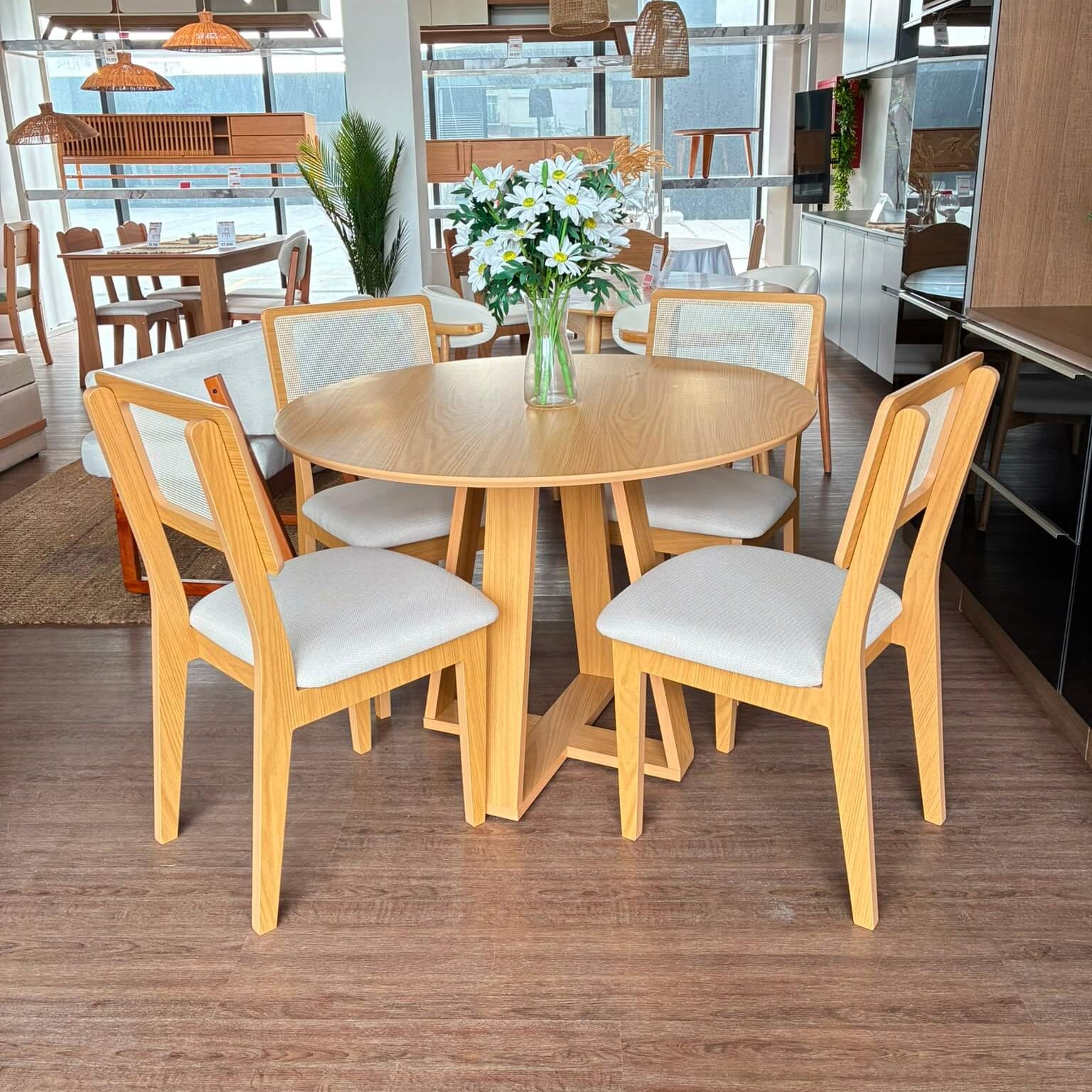 Juego de Comedor Agustina + 4 Sillas Monica - 100% MDF