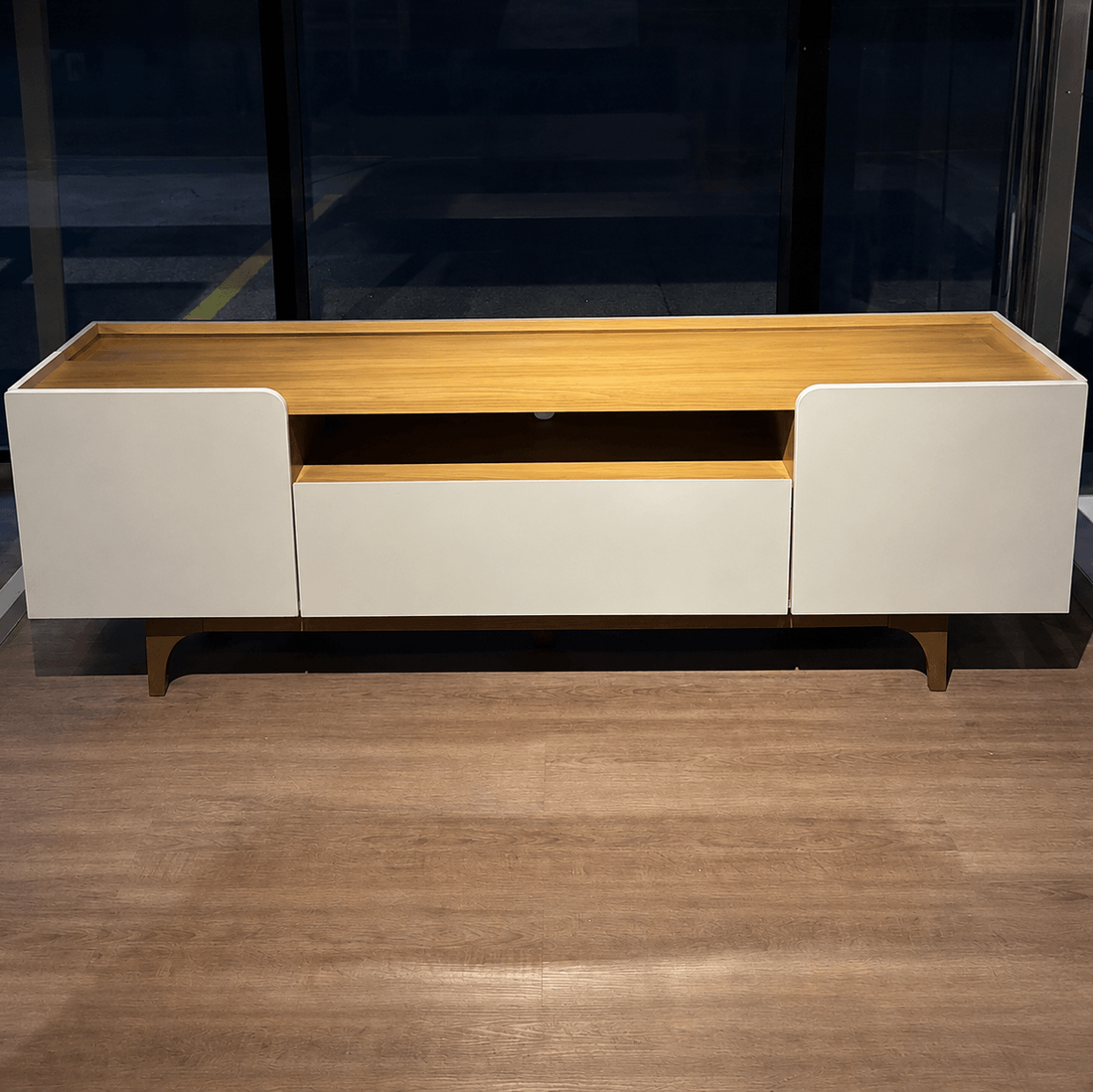 Rack para tv Orlando 180cm Patas en madera maciza