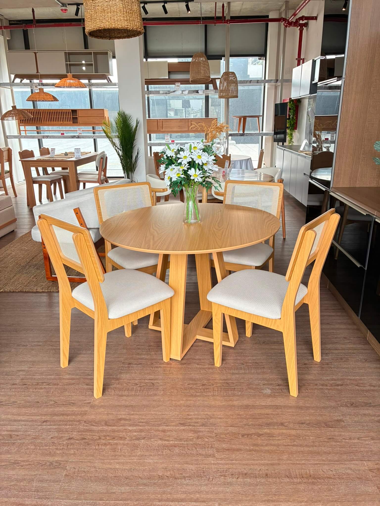 Juego de Comedor Agustina + 4 Sillas Monica - 100% MDF
