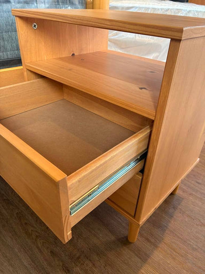 Mesa de luz Nordica Mikka - Madera Maciza