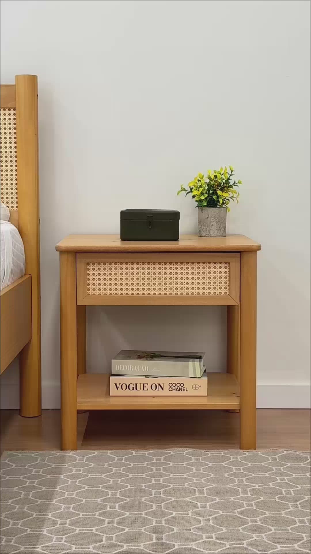 Mesa de luz Semira Ratan - Madera Maciza